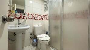 Shower, hair dryer, towels, soap - Perfect 1-bedroom 1 livingroom hotel suites with AC in beautiful Kuşadası (kuşadası)