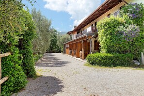 Exterior - Apartment 'Classic' with Lake View, Shared Garden and Wi-Fi (Toscolano Maderno)
