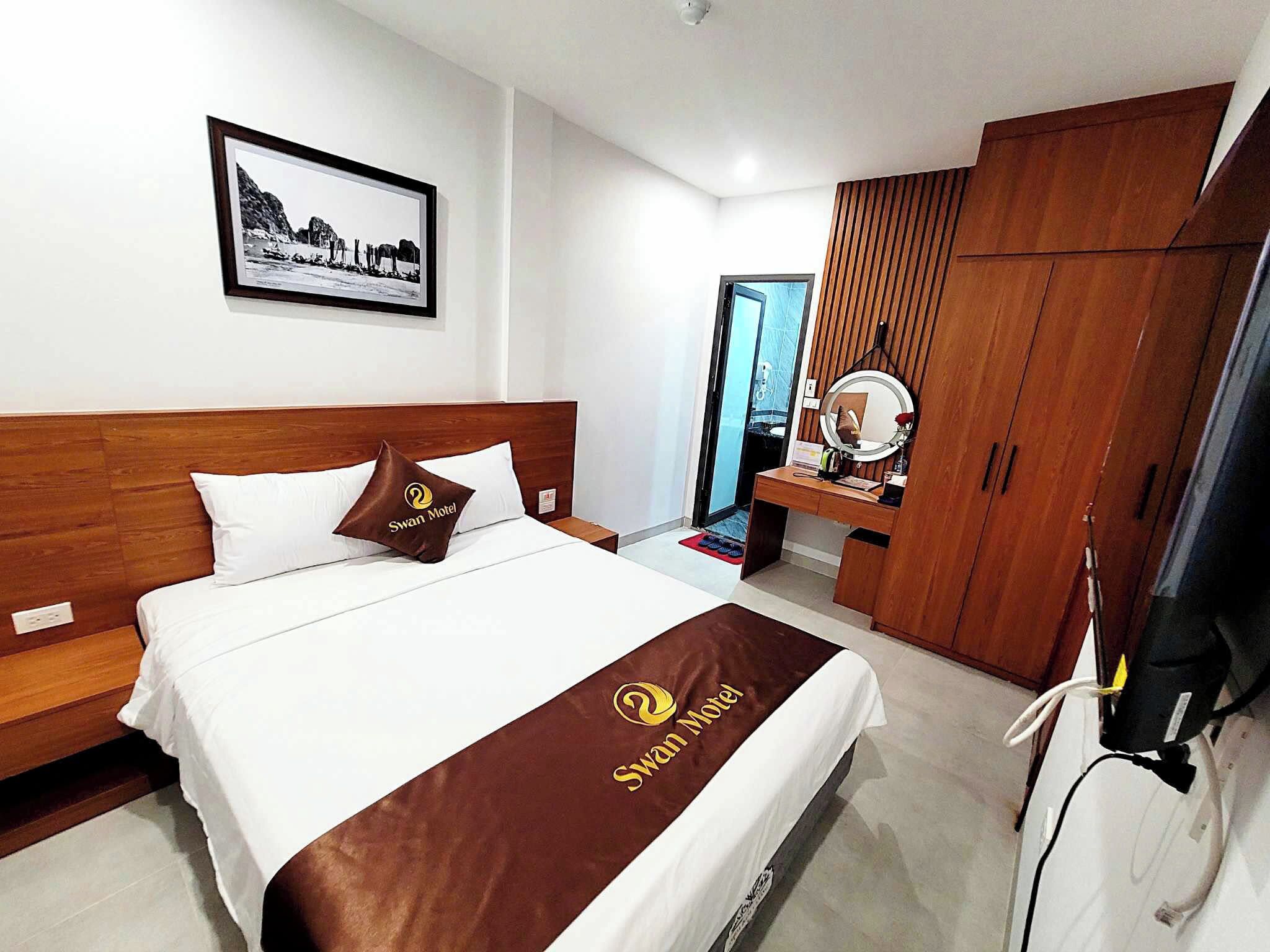 Kamar Double Standar | Meja kerja, ruang kerja ramah laptop, dan tirai kedap cahaya