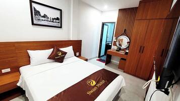 Kamar Double Standar | Meja kerja, ruang kerja ramah laptop, dan tirai kedap cahaya