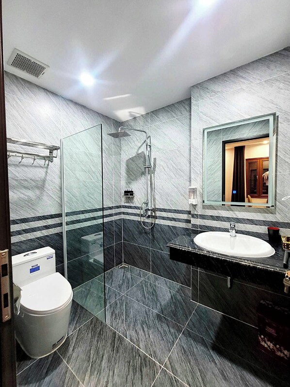 Deluxe Double Room, City View | Bathroom | Shower, hair dryer, slippers, towels