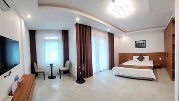 Kamar Double Deluks, balkon, pemandangan kota | Meja kerja, ruang kerja ramah laptop, dan tirai kedap cahaya