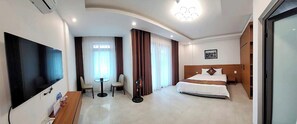 Kamar Double Deluks, balkon, pemandangan kota | Meja kerja, ruang kerja ramah laptop, dan tirai kedap cahaya
