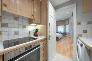Fridge, microwave, oven, stovetop - Cosy & Bright Studio in Knightsbridge (Greater London)