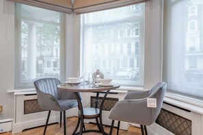 Dining - Cosy & Bright Studio in Knightsbridge (Greater London)