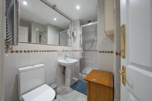 Shower, hair dryer, towels, shampoo - Cosy & Bright Studio in Knightsbridge (Greater London)