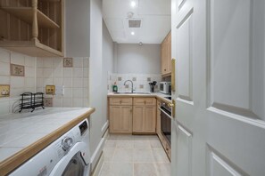 Fridge, microwave, oven, stovetop - Cosy & Bright Studio in Knightsbridge (Greater London)
