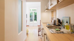 Una cocina con un lavamanos, un tostador y una ventana.