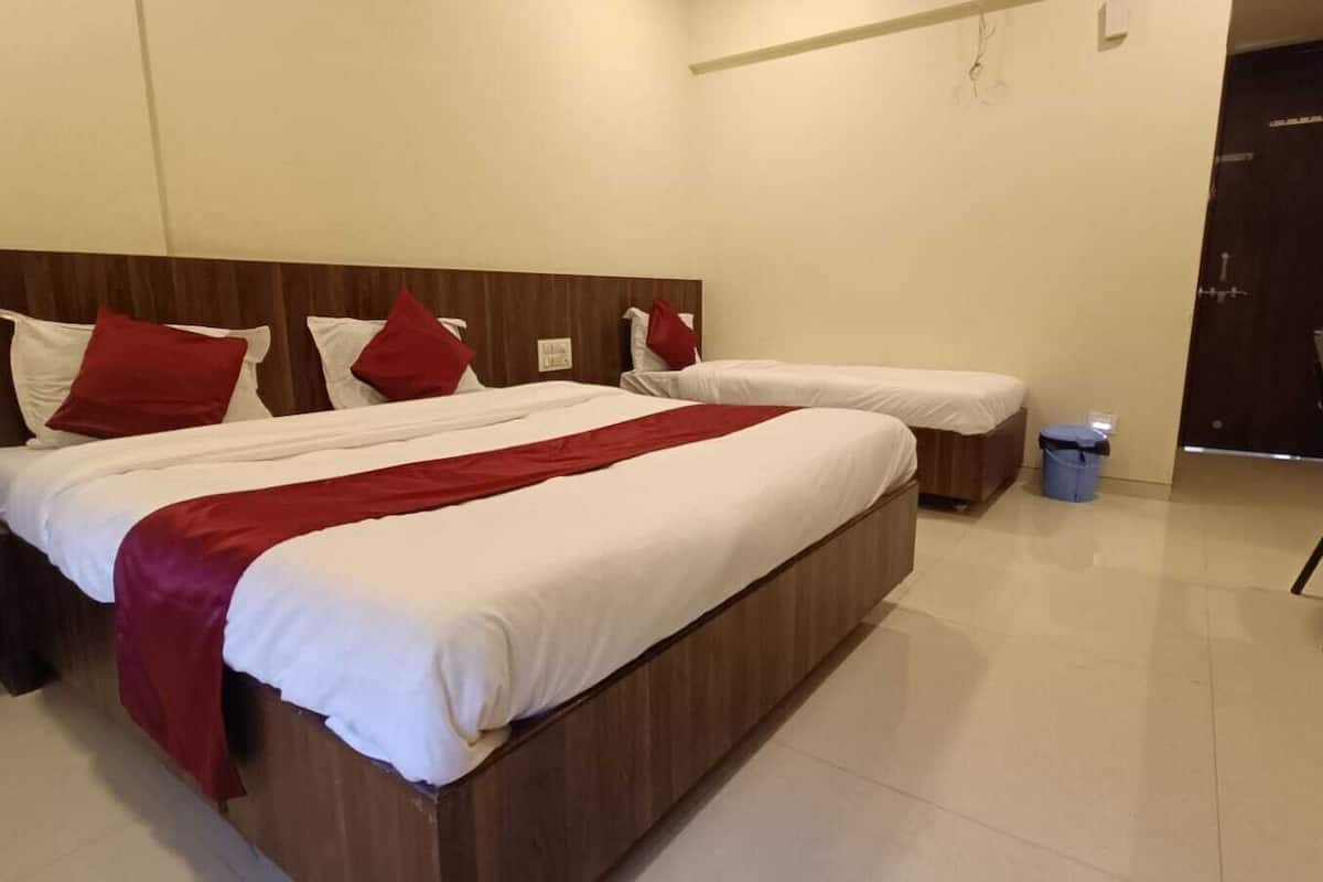 Deluxe Triple Room, City View | Desk, free WiFi
