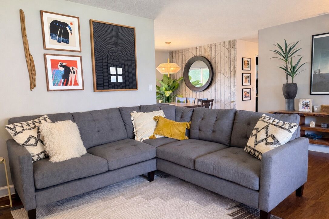 Smart TV, fireplace, books, stereo