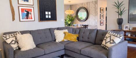 Smart TV, fireplace, books, stereo