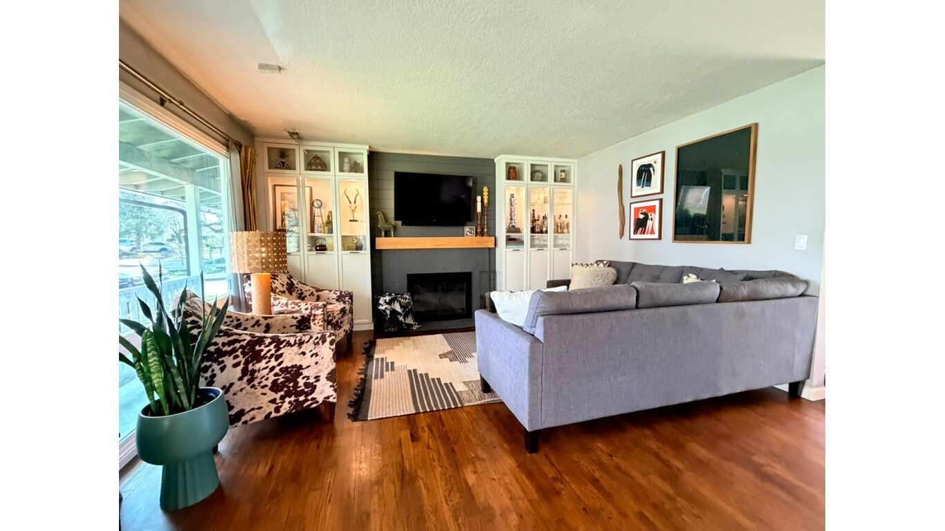 Smart TV, fireplace, books, stereo