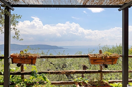 Property grounds. Apartment 'Garden' with Lake View, Shared Garden and Wi-Fi