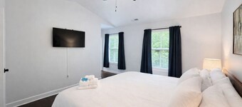 Sleeps 10 | 4BR w/ 6 Beds | Spacious Yard