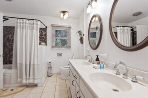 Shower, hair dryer, shampoo - Quiet 4BR Retreat Prefect for Families and Groups (Spartanburg)