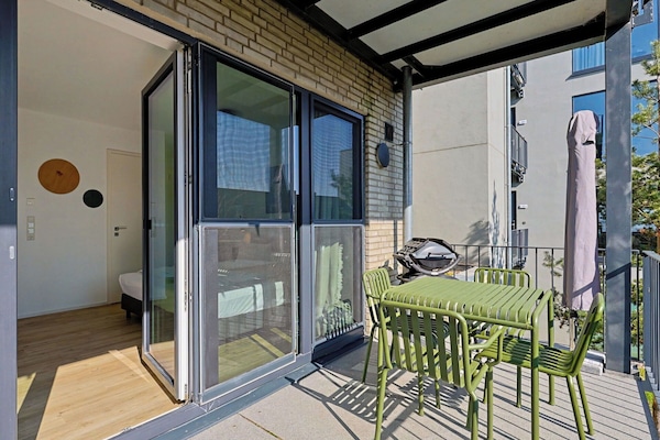 Wohnung, Interior Design, Balkon, Möbel, Verbundwerkstoff, Glas, Eigentumswohnung, Metall, Schatten, Stuhl
