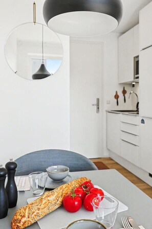 Dining - Cosy apartment for 2 guests with WIFI, hot tub, pool, TV, balcony and pets allowed (Diepholz)