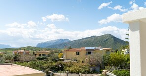 A residential area with houses, a mountain, and a clear sky. - Casa Lucia - Three Bedroom Apartment, Sleeps 5 (Posada)