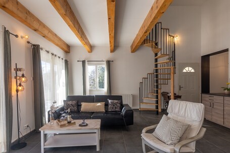 TV. Villa 'St Roman with Private Pool', Wi-Fi and Air Conditioning in Labastide-de-Virac