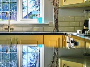A kitchen with a window, a sink, and a blender on the counter. - Beautiful  villa for 6 guests with WIFI (Lewes)