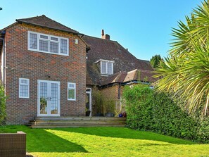 A two-story brick house with a well-maintained lawn and a palm tree. - Wonderful  villa for 6 people with WIFI (Lewes)