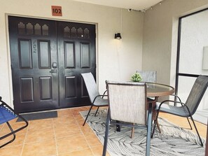 Outdoor dining - Bright Cape Sanctuary: Patio + BBQ Area|Near River (Cape Coral)