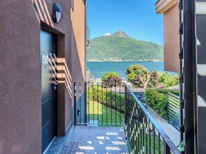 Ein Balkon mit Blick auf einen Berg und ein Gewässer.