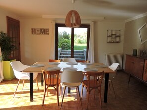 Dining - Cottage 'Gîte La Cerise Sur Le Gâteau' with Private Garden and Wi-Fi (Sainte-Marie)