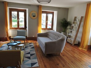 Living area - Cottage 'Gîte La Cerise Sur Le Gâteau' with Private Garden and Wi-Fi (Sainte-Marie)