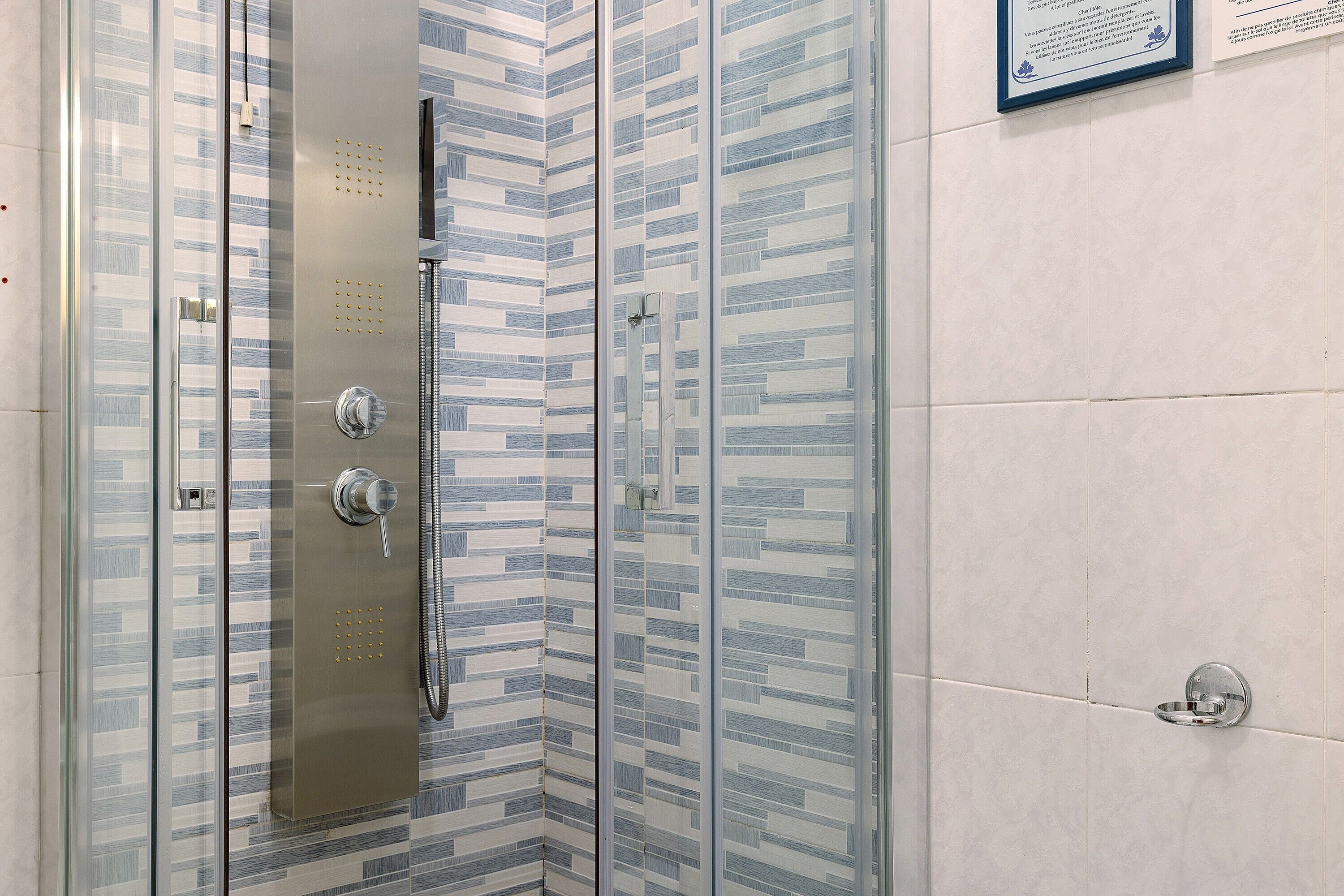 Shower, hair dryer, towels