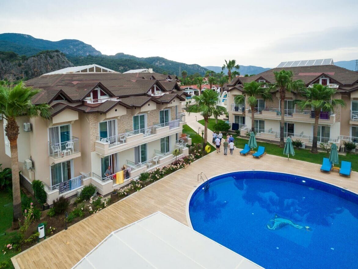 3 piscines extérieures