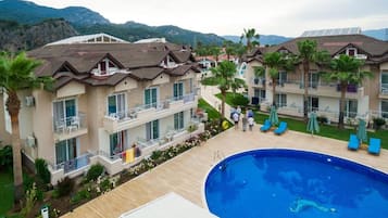 3 piscines extérieures