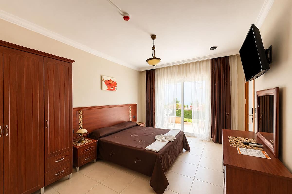 Double or Twin Room | In-room safe