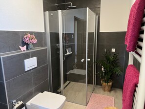 Shower, hair dryer, towels - Apartment Sommerau with Private Terrace (Sankt Georgen im Schwarzwald)