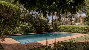 Outdoor pool - Tuli House Boutique Lodge (Harare)
