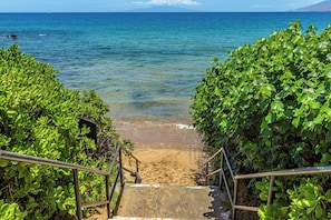 On the beach - Beachfront condo w/ ocean views and 4 resort pools (Wailea-Makena)