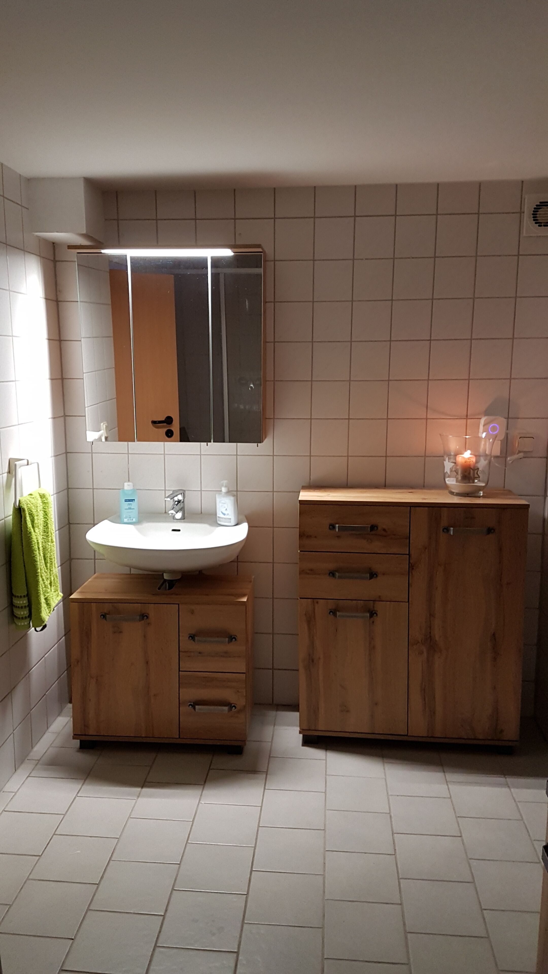 Haartrockner, Handtücher, Seife, Toilettenpapier