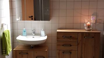 Haartrockner, Handtücher, Seife, Toilettenpapier