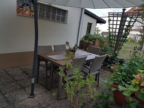 Outdoor dining - Vrbo Property (Illingen)