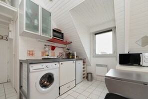 Fridge, microwave, oven, stovetop - “Le Studio Du Dolmen” Apartment in Plouharnel with Balcony (Plouharnel)