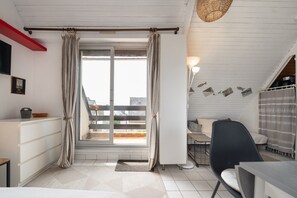 Iron/ironing board - “Le Studio Du Dolmen” Apartment in Plouharnel with Balcony (Plouharnel)