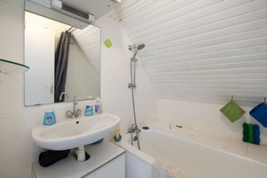 Shower, hair dryer - “Le Studio Du Dolmen” Apartment in Plouharnel with Balcony (Plouharnel)