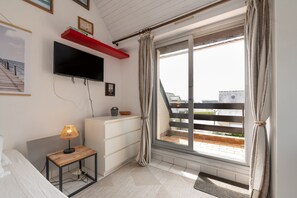 Iron/ironing board - “Le Studio Du Dolmen” Apartment in Plouharnel with Balcony (Plouharnel)