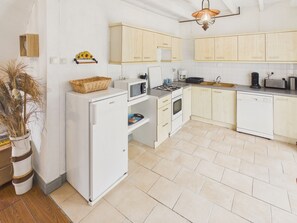 Fridge, microwave, oven, coffee/tea maker - House with pool 50 m from Lascaux IV for four (Montignac)