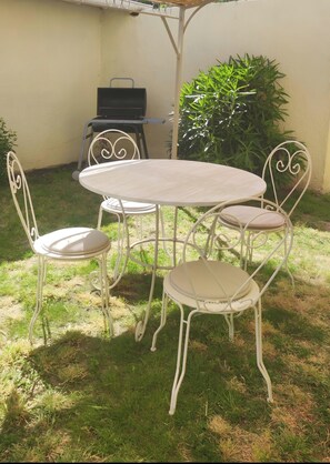 Outdoor dining - Provençal Cottage Facing Luberon with Shared Pool, Private Terraces, and Wi-Fi (Mérindol)