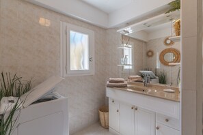 Shower, hair dryer, towels
