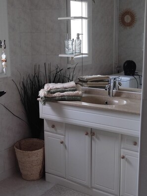 Bathroom - Provençal Cottage Facing Luberon with Shared Pool, Private Terraces, and Wi-Fi (Mérindol)