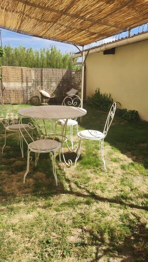 Outdoor dining - Provençal Cottage Facing Luberon with Shared Pool, Private Terraces, and Wi-Fi (Mérindol)