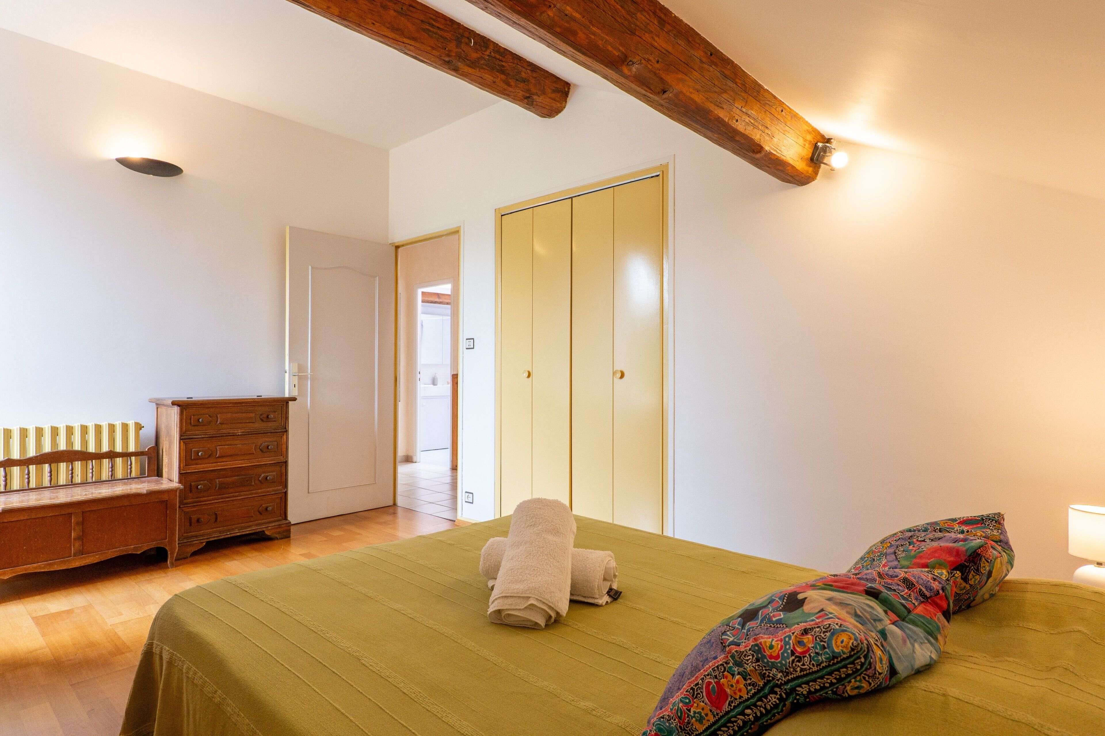 4 bedrooms, bed sheets