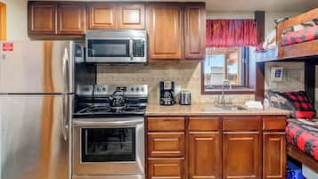 Coffee/tea maker, fridge, microwave, oven
